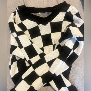 checkered sewn sweater 🤍🖤